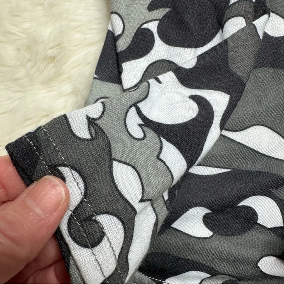 Hot Chillys Long Sleeved Thermal Base Layer Black and Gray Camouflage Sz Small - Picture 12 of 16